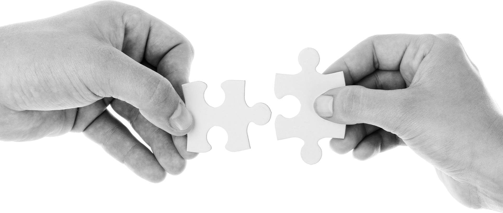 Hände die Puzzelteile zusammenfügen