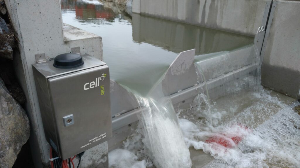 Fließgewässermessstelle mit Dreieck- und Rechteck- Kombinationswehr. Batteriebetrieb mit Durchfluss- und Temperaturmessung.