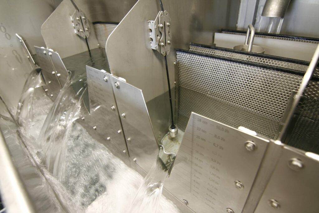 Quellsammelschacht mit 4 Messwehren, getrennter Durchfluss- und Temperatur- und gemeinsamer Leitfähigkeitsmessung.