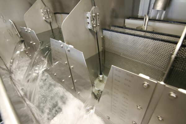 Quellsammelschacht mit 4 Messwehren, getrennter Durchfluss- und Temperatur- und gemeinsamer Leitfähigkeitsmessung.