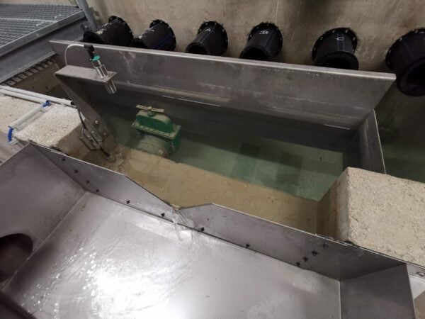 Sickerwasseranlage mit redundanter Durchflussmessung über Ultraschall- und Pegelsonde.